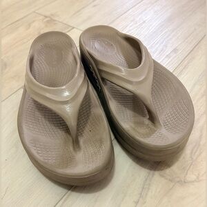 Oofos Recovery Tan Flip-Flop sandals